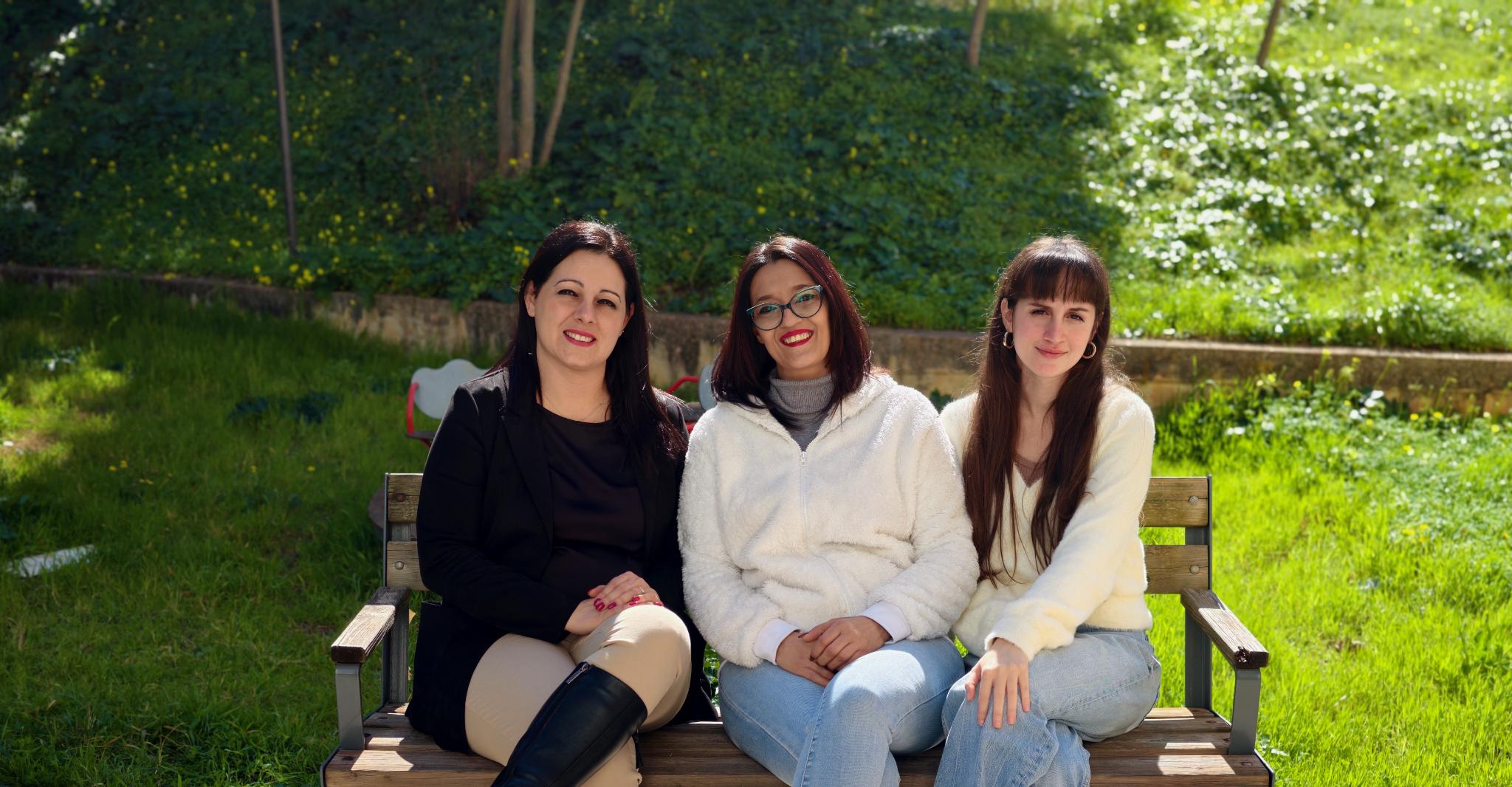 Francesca, referente del terzo settore, la beneficiaria ADI Maria Laura e l’educatrice Sara