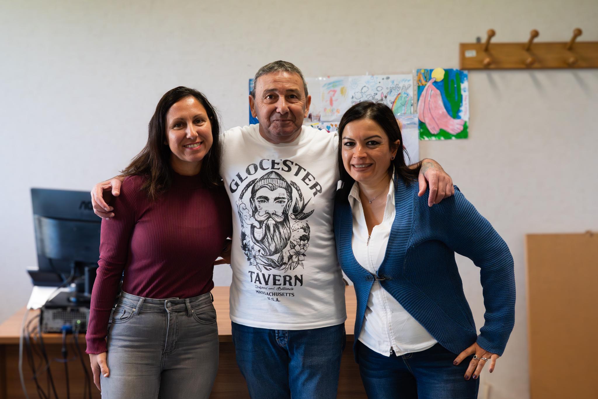 Mauro con la sua case manager Ambra e con l’assistente sociale Laura