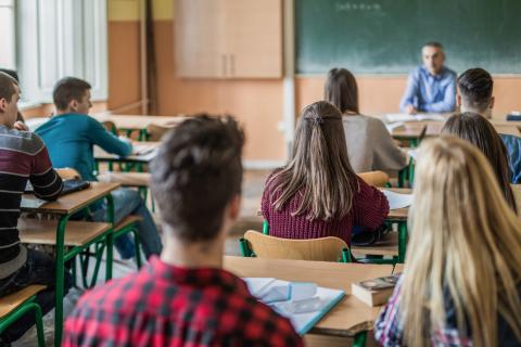 Ragazzi banchi di scuola