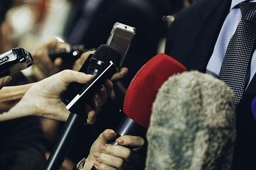 Giornalisti microfoni interviste 360x240